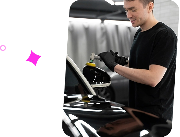 Autodetailing-specialist die een autospiegel polijst met precisiegereedschap in een professionele detailing-werkplaats.