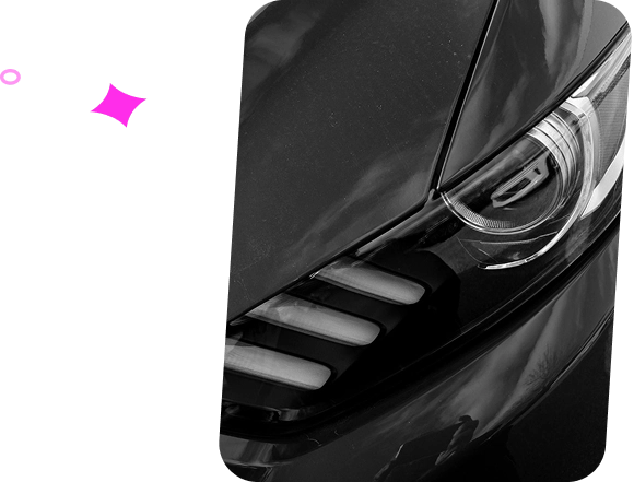 Monochrome close-up van een autokoplamp die scherpe lijnen, reflecterende oppervlakken en moderne autodesign benadrukt.