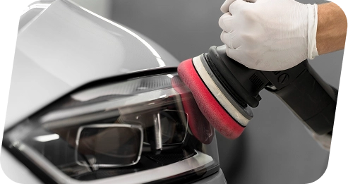 Koplampen worden gerestaureerd met behulp van een polijstmachine om het zicht te verbeteren, oxidatie te verwijderen en het uiterlijk van de auto te verbeteren.